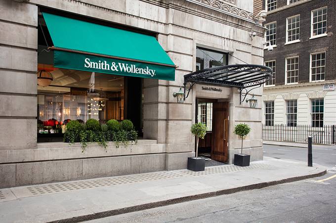 Image of the outside of Smith and Wollensky in London